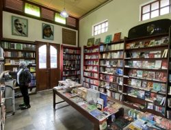 Rak Halus yang Berisi Buku: Ini Toko Buku Menarik di Kota Batu