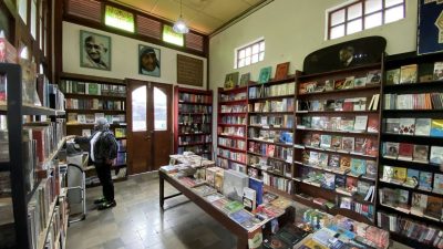 Rak Halus yang Berisi Buku: Ini Toko Buku Menarik di Kota Batu