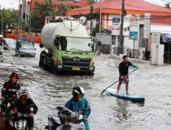 2 Pengendara Motor Terjatuh Terjang Banjir di Kota Batu, Kendaraan Terseret Arus Air
