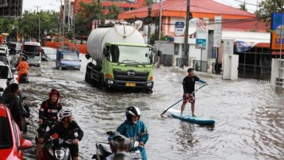 2 Pengendara Motor Terjatuh Terjang Banjir di Kota Batu, Kendaraan Terseret Arus Air