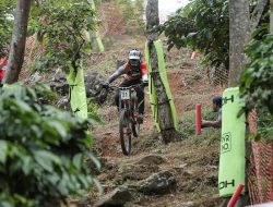 Jadi Hiburan Rakyat, Warga Kota Batu Antusias Nonton Balap Sepeda Downhill