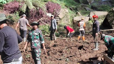 Material Longsor di Kota Batu Tutup Saluran Drainase, Rumah Warga Tergenang Air